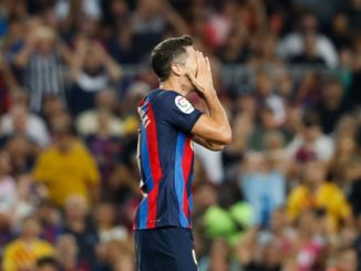 BARCELONA, 13/08/2022.- El delantero polaco del FC Barcelona Robert Lewendowski se lamenta durante el partido correspondiente a la primera jornada de LaLiga que FC Barcelona y Rayo Vallecano disputan hoy sábado en el Camp Nou, en Barcelona. EFE/Andreu Dalmau