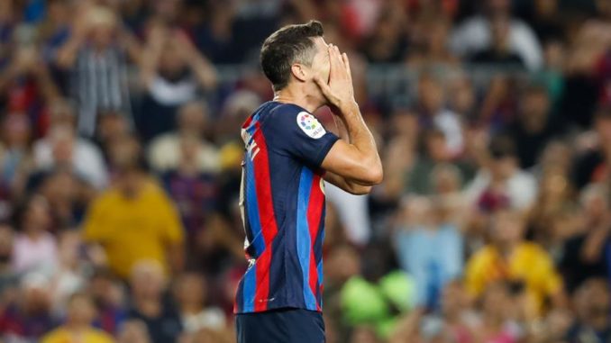 BARCELONA, 13/08/2022.- El delantero polaco del FC Barcelona Robert Lewendowski se lamenta durante el partido correspondiente a la primera jornada de LaLiga que FC Barcelona y Rayo Vallecano disputan hoy sábado en el Camp Nou, en Barcelona. EFE/Andreu Dalmau