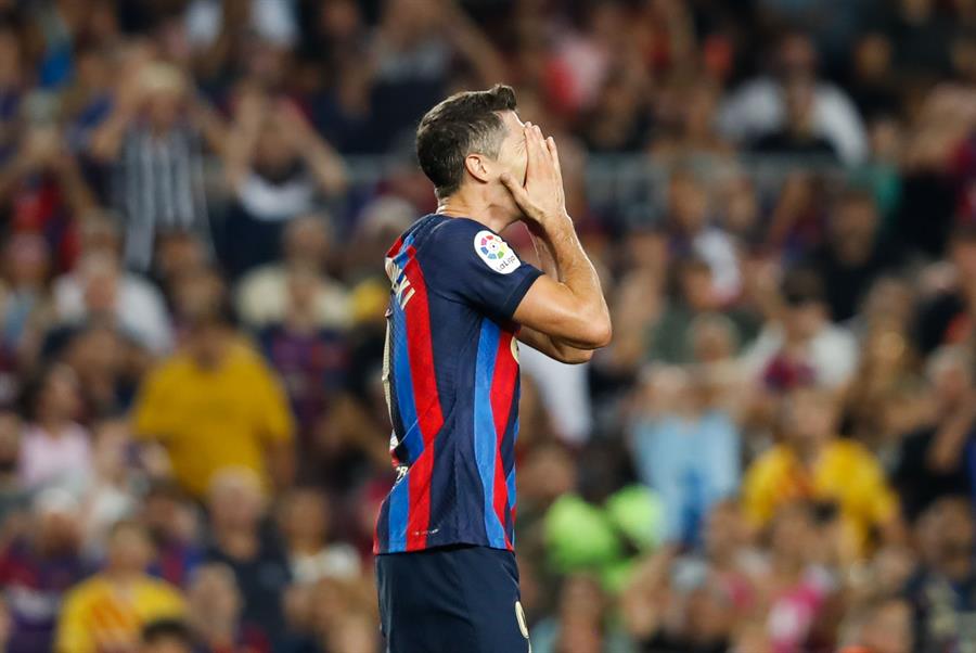 BARCELONA, 13/08/2022.- El delantero polaco del FC Barcelona Robert Lewendowski se lamenta durante el partido correspondiente a la primera jornada de LaLiga que FC Barcelona y Rayo Vallecano disputan hoy sábado en el Camp Nou, en Barcelona. EFE/Andreu Dalmau