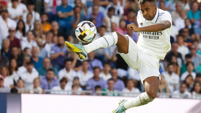 -FOTODELDIA- MADRID, 03/09/2022.- El delantero brasileño del Real Madrid Rodrygo durante el partido de Liga que Real Madrid y Betis disputan este sábado en el estadio Santiago Bernabéu de Madrid. EFE/ Juan Carlos Hidalgo