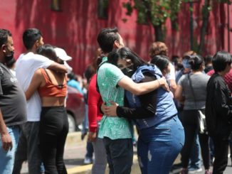 MEX4466. CIUDAD DE MÉXICO (MÉXICO), 19/09/2022.- Personas permanecen en las calles hoy, después de activarse la alerta sísmica en la Ciudad de México (México). Un sismo de magnitud preliminar 7,4 sacudió este lunes el centro de México justo en el día de los aniversarios de los terremotos del 19 de septiembre de 1985 y de 2017, considerados los dos más destructivos de la historia reciente. EFE/Sáshenka Gutiérrez