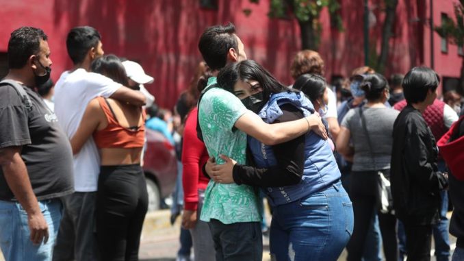 MEX4466. CIUDAD DE MÉXICO (MÉXICO), 19/09/2022.- Personas permanecen en las calles hoy, después de activarse la alerta sísmica en la Ciudad de México (México). Un sismo de magnitud preliminar 7,4 sacudió este lunes el centro de México justo en el día de los aniversarios de los terremotos del 19 de septiembre de 1985 y de 2017, considerados los dos más destructivos de la historia reciente. EFE/Sáshenka Gutiérrez