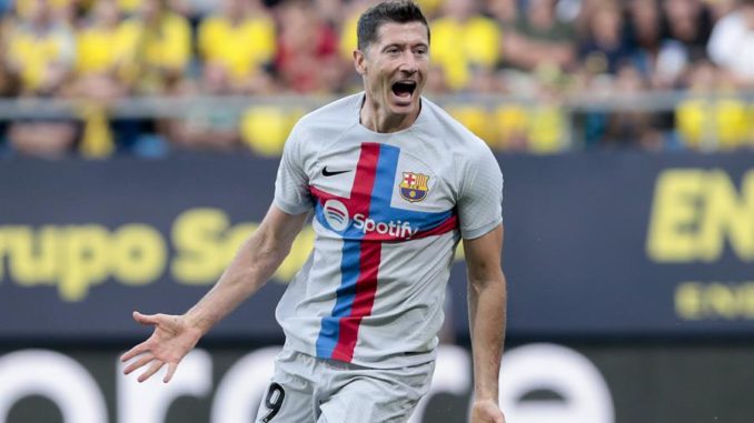 CÁDIZ, 10/09/2022.- El delantero del Barcelona FC Robert Lewandowski muestra su alegría después de marcar el 0-2 durante el partido de LaLiga que enfrenta al Cádiz CF y al Barcelona CF en el estadio Nuevo Mirandilla de Cádiz este sábado. EFE/Román Ríos.