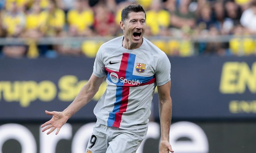 CÁDIZ, 10/09/2022.- El delantero del Barcelona FC Robert Lewandowski muestra su alegría después de marcar el 0-2 durante el partido de LaLiga que enfrenta al Cádiz CF y al Barcelona CF en el estadio Nuevo Mirandilla de Cádiz este sábado. EFE/Román Ríos.