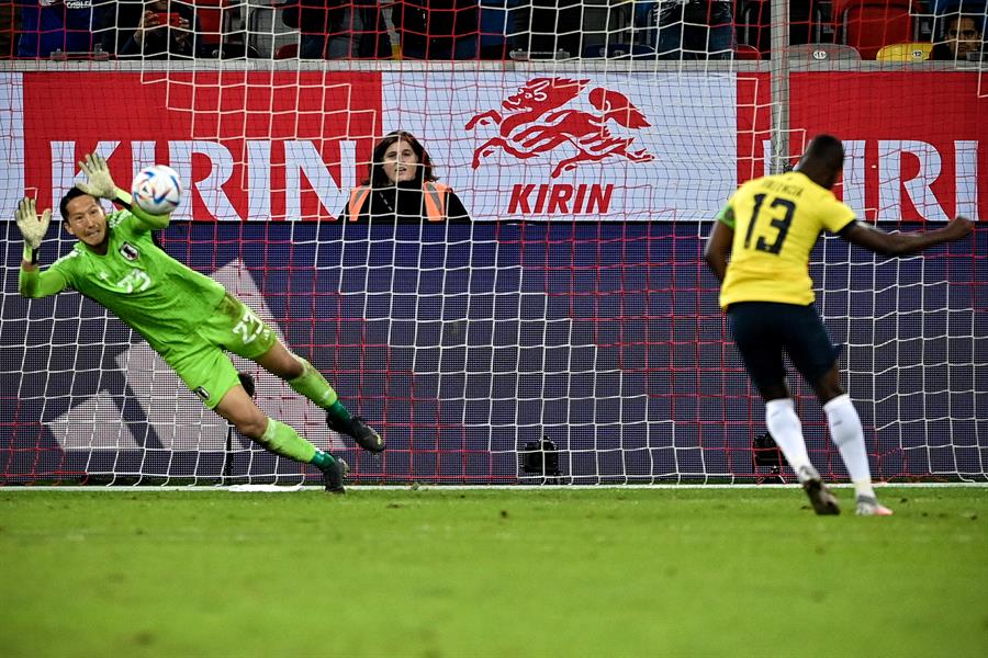 Duesseldorf (Germany), 27/09/2022.- Japan’s goalkeeper Daniel Schmidt (L) saves a penalty shot, during the international friendly soccer match between Japan and Ecuador at Merkur Spiel-Arena in Duesseldorf, Germany, 27 September 2022. (Futbol, Amistoso, Alemania, Japón) EFE/EPA/SASCHA STEINBACH