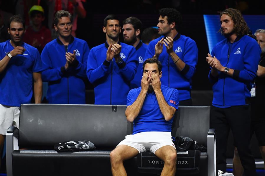 London (United Kingdom), 23/09/2022.- Team Europe player Roger Federer (seated) of Switzerland is applauded by teammates (from L) Rafael Nadal of Spain, Team Europe vice captain Thomas Enqvist of Sweden, Novak Djokovic of Serbia, Cameron Norrie of Great Britain, Matteo Berrettini of Italy and Stefanos Tsitsipas of Greece after playing the doubles match with Nadal against Team World double Jack Sock of the US and Frances Tiafoe of the US on the first day of the Laver Cup tennis tournament in London, Britain, 23 September 2022. The match was Federer's last game before retirement. (Tenis, Francia, Gran Bretaña, Grecia, Italia, España, Suecia, Suiza, Reino Unido, Londres) EFE/EPA/ANDY RAIN