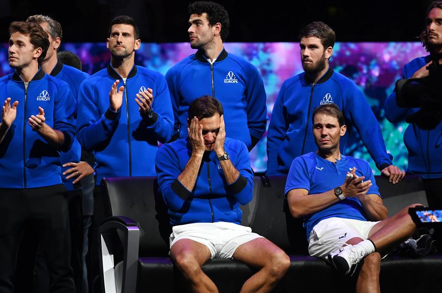 London (United Kingdom), 23/09/2022.- Team Europe player Roger Federer (L) of Switzerland sitting next to doubles partner Rafael Nadal of Spain after losing their match against Team World double Jack Sock of the US and Frances Tiafoe of the US on the first day of the Laver Cup tennis tournament in London, Britain, 23 September 2022. The match was Federer's last game before retirement. In background are (from L) Team Europe members Casper Ruud of Norway, Novak Djokovic of Serbia, Matteo Berrettini of Italy, Cameron Norrie of Great Britain and Stefanos Tsitsipas of Greece. (Tenis, Francia, Gran Bretaña, Grecia, Italia, Noruega, España, Suiza, Reino Unido, Londres) EFE/EPA/ANDY RAIN