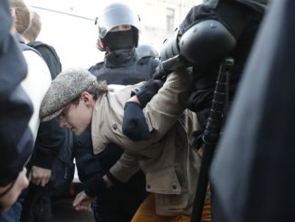 -FOTODELDÍA- San Petersburgo (Rusia), 24/09/2022.- Policías rusos detienen a una persona que tomaba parte en una protesta no autorizada contra la movilización parcial militar decretada en Rusia debido al conflicto en Ucrania. EFE/ANATOLY MALTSEV