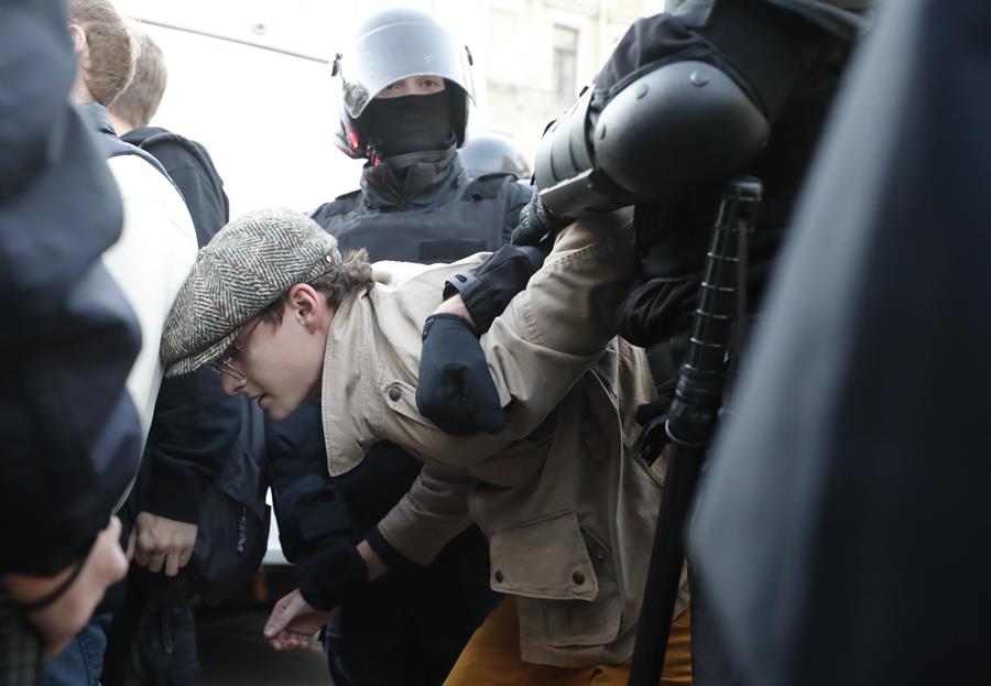 -FOTODELDÍA- San Petersburgo (Rusia), 24/09/2022.- Policías rusos detienen a una persona que tomaba parte en una protesta no autorizada contra la movilización parcial militar decretada en Rusia debido al conflicto en Ucrania. EFE/ANATOLY MALTSEV