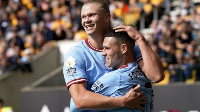 Wolverhampton (United Kingdom), 17/09/2022.- Manchester City's Phil Foden celebrates with team-mate Erling Haaland (L) after scoring the side's third goal in the English Premier League soccer match between Wolverhampton Wanderers and Manchester City in Wolverhampton, Britain, 17 September 2022. (Reino Unido) EFE/EPA/ANDREW YATES EDITORIAL USE ONLY. No use with unauthorized audio, video, data, fixture lists, club/league logos or 'live' services. Online in-match use limited to 120 images, no video emulation. No use in betting, games or single club/league/player publications