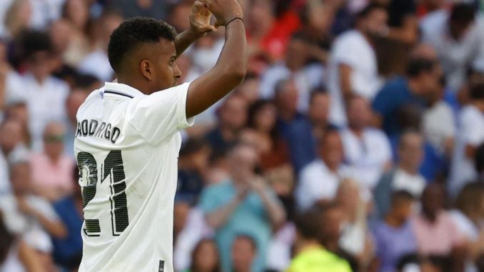 MADRID, 03/09/2022.- El delantero brasileño del Real Madrid Rodrygo Goes celebra su gol, durante el partido de la cuarta jornada de LaLiga que Real Madrid y Real Betis disputan este sábado en el estadio Santiago Bernabéu, en Madrid. EFE/ Juan Carlos Hidalgo