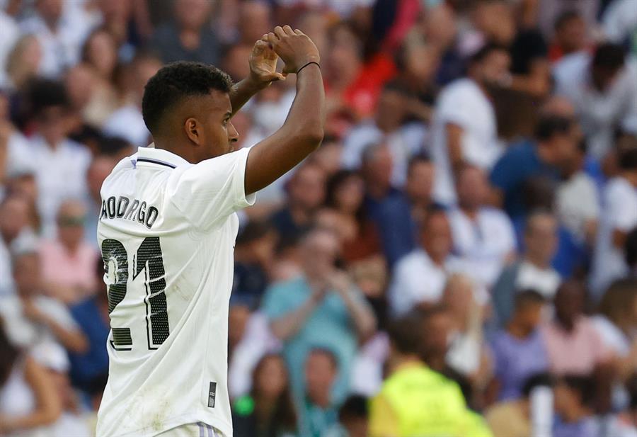 MADRID, 03/09/2022.- El delantero brasileño del Real Madrid Rodrygo Goes celebra su gol, durante el partido de la cuarta jornada de LaLiga que Real Madrid y Real Betis disputan este sábado en el estadio Santiago Bernabéu, en Madrid. EFE/ Juan Carlos Hidalgo