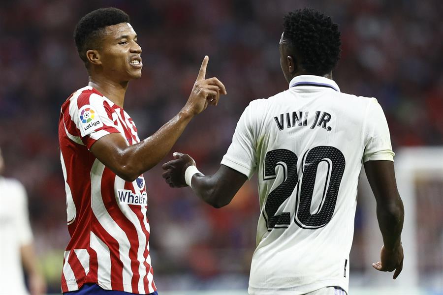 MADRID, 18/09/2022.- El delantero brasileño del Real Madrid, Vinicius Jr, y el defensa mozambiqueño del Atlético de Madrid Reinildo Mandava, durante el encuentro correspondiente a la sexta jornada de primera división que disputan este domingo en el estadio Metropolitano en Madrid. EFE / Rodrigo Jiménez