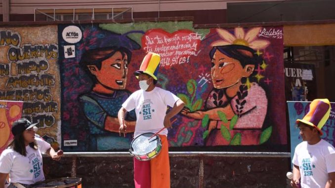 Activistas presentan murales contra la violencia en noviazgos en Bolivia