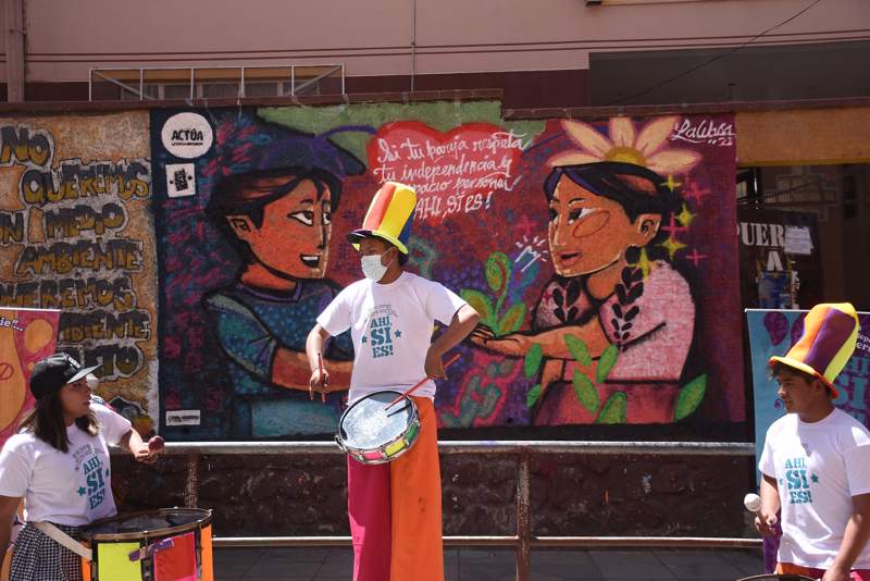 Activistas presentan murales contra la violencia en noviazgos en Bolivia