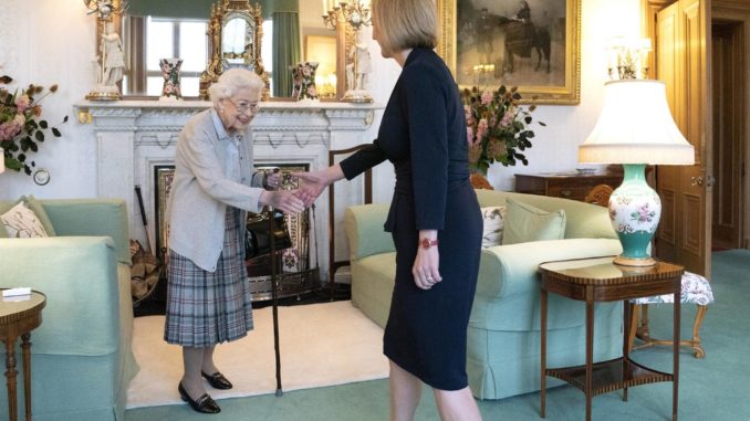 reina isabel liz truss