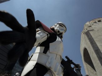 MEX6766. CIUDAD DE MÉXICO (MÉXICO), 15/10/2022.- Personas disfrazadas participan durante un desfile de la saga "Star Wars" hoy, en Ciudad de México (México). La marcha imperial de la película “Star Wars” llegó a la capital mexicana e inundó las calles de personajes emblemáticos de esta saga como Darth Vader, Luke Skywalker, las princesas Leia y Padme, e incluso R2-D2, C-3PO y Chewbacca.. EFE/José Méndez