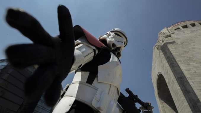 MEX6766. CIUDAD DE MÉXICO (MÉXICO), 15/10/2022.- Personas disfrazadas participan durante un desfile de la saga "Star Wars" hoy, en Ciudad de México (México). La marcha imperial de la película “Star Wars” llegó a la capital mexicana e inundó las calles de personajes emblemáticos de esta saga como Darth Vader, Luke Skywalker, las princesas Leia y Padme, e incluso R2-D2, C-3PO y Chewbacca.. EFE/José Méndez