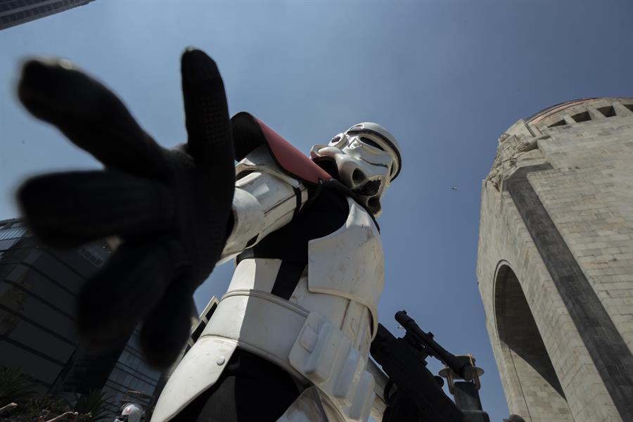 MEX6766. CIUDAD DE MÉXICO (MÉXICO), 15/10/2022.- Personas disfrazadas participan durante un desfile de la saga «Star Wars» hoy, en Ciudad de México (México). La marcha imperial de la película “Star Wars” llegó a la capital mexicana e inundó las calles de personajes emblemáticos de esta saga como Darth Vader, Luke Skywalker, las princesas Leia y Padme, e incluso R2-D2, C-3PO y Chewbacca.. EFE/José Méndez