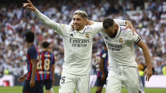 MADRID, 16/10/2022.- El delantero del Real Madrid Fede Valverde (i) celebra con su compañero Karim Benzema (d) tras marcar el 2-0 durante el partido de la novena jornada de Liga que Real Madrid y FC Barcelona disputan este domingo en el estadio Santiago Bernabéu de Madrid. EFE/ Rodrigo Jiménez