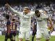 MADRID, 16/10/2022.- El delantero del Real Madrid Fede Valverde (i) celebra con su compañero Karim Benzema (d) tras marcar el 2-0 durante el partido de la novena jornada de Liga que Real Madrid y FC Barcelona disputan este domingo en el estadio Santiago Bernabéu de Madrid. EFE/ Rodrigo Jiménez