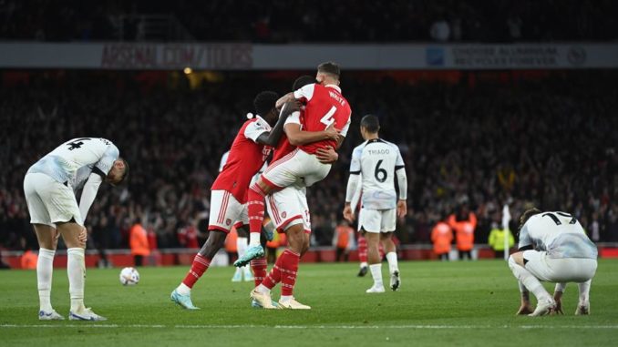 London (United Kingdom), 09/10/2022.- Players of Arsenal celebrate after the English Premier League soccer match between Arsenal FC and Liverpool FC in London, Britain, 09 October 2022. (Reino Unido, Londres) EFE/EPA/ANDY RAIN EDITORIAL USE ONLY. No use with unauthorized audio, video, data, fixture lists, club/league logos or 'live' services. Online in-match use limited to 120 images, no video emulation. No use in betting, games or single club/league/player publications