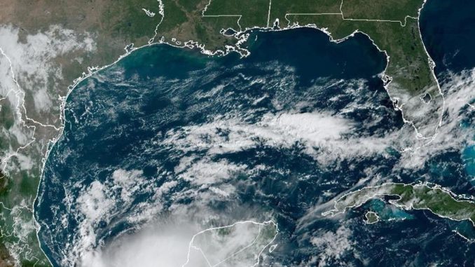 USA1167. MIAMI (FL, EEUU), 14/10/2022.- Imagen satelital cedida hoy viernes por la Oficina Nacional de Administración Oceánica y Atmosférica de Estados Unidos (NOAA) a través del Centro Nacional de Huracanes (NHC), en la que se muestra la localización de la tormenta tropical Karl. La tormenta tropical Karl se acerca este viernes a la costa sur de México, donde se prevé toque tierra la noche de hoy o la mañana del sábado, con vientos máximos sostenidos de 40 millas por horas (65 km/h) y la amenaza de fuertes lluvias. EFE/ Noaa-nhc SOLO USO EDITORIAL SOLO DISPONIBLE PARA ILUSTRAR LA NOTICIA QUE ACOMPAÑA (CRÉDITO OBLIGATORIO)