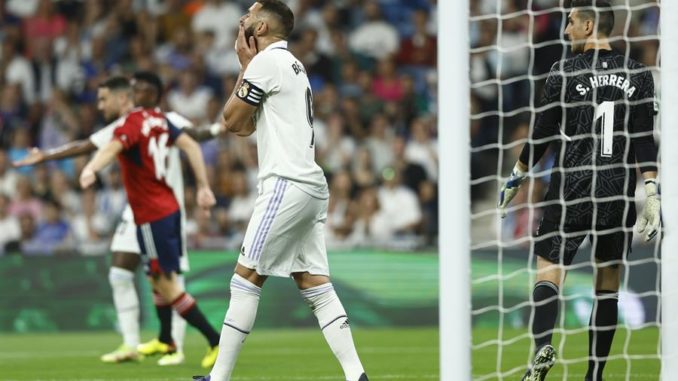 MADRID, 02/10/2022.- El delantero francés del Real Madrid, Karim Benzema, se lamenta de una ocasión fallada durante el encuentro correspondiente a la séptima jornada de primera división que disputan hoy domingo frente a Osasuna en el estadio Santiago Bernabéu, en Madrid. EFE / Rodrigo Jiménez.