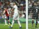 MADRID, 02/10/2022.- El delantero francés del Real Madrid, Karim Benzema, se lamenta de una ocasión fallada durante el encuentro correspondiente a la séptima jornada de primera división que disputan hoy domingo frente a Osasuna en el estadio Santiago Bernabéu, en Madrid. EFE / Rodrigo Jiménez.