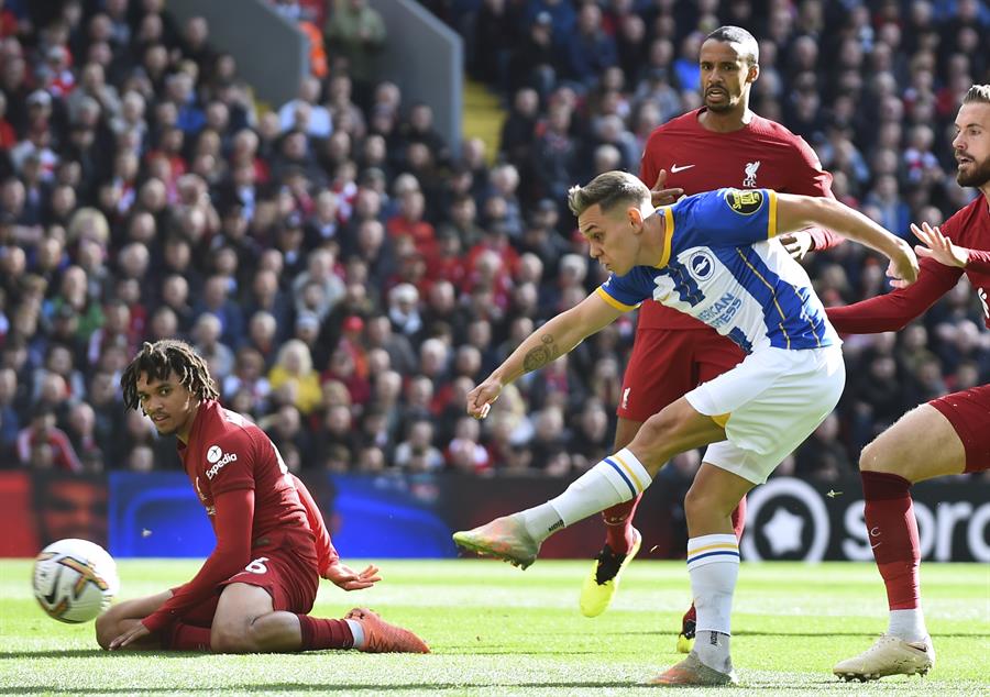 Liverpool (United Kingdom), 30/09/2022.- Leandro Trossard (C) of Brighton scores the 1-0 lead during the English Premier League soccer match between Liverpool FC and Brighton and Hove Albion in Liverpool, Britain, 01 October 2022. (Reino Unido) EFE/EPA/PETER POWELL EDITORIAL USE ONLY. No use with unauthorized audio, video, data, fixture lists, club/league logos or 'live' services. Online in-match use limited to 120 images, no video emulation. No use in betting, games or single club/league/player publications