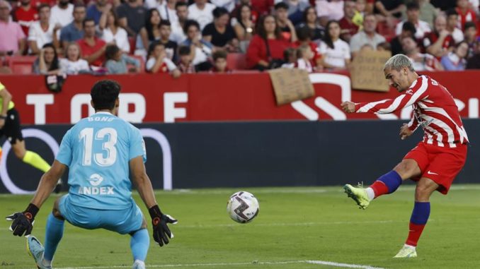 Griezmann SEVILLA, 01/10/2022.- El delantero del Atlético de Madrid Antoine Griezmann (d) diszpara a puerta ante Yassine Bounou, portero del Sevilla FC, durante el partido de la jornada 7 de LaLiga que se juega hoy sábado en el estadio Sánchez-Pizjuán, en Sevilla. EFE/Julio Muñoz