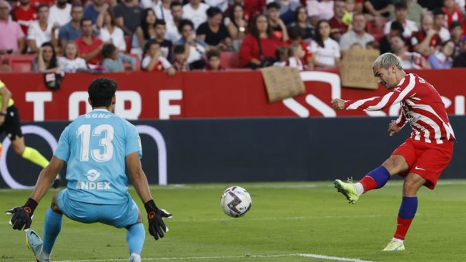 SEVILLA, 01/10/2022.- El delantero del Atlético de Madrid Antoine Griezmann (d) diszpara a puerta ante Yassine Bounou, portero del Sevilla FC, durante el partido de la jornada 7 de LaLiga que se juega hoy sábado en el estadio Sánchez-Pizjuán, en Sevilla. EFE/Julio Muñoz