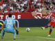 SEVILLA, 01/10/2022.- El delantero del Atlético de Madrid Antoine Griezmann (d) diszpara a puerta ante Yassine Bounou, portero del Sevilla FC, durante el partido de la jornada 7 de LaLiga que se juega hoy sábado en el estadio Sánchez-Pizjuán, en Sevilla. EFE/Julio Muñoz