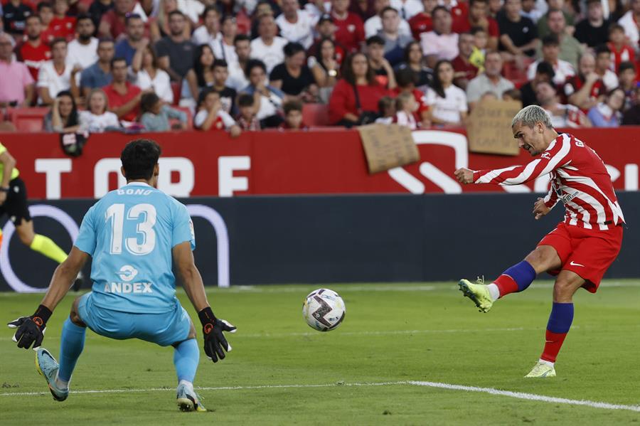 SEVILLA, 01/10/2022.- El delantero del Atlético de Madrid Antoine Griezmann (d) diszpara a puerta ante Yassine Bounou, portero del Sevilla FC, durante el partido de la jornada 7 de LaLiga que se juega hoy sábado en el estadio Sánchez-Pizjuán, en Sevilla. EFE/Julio Muñoz