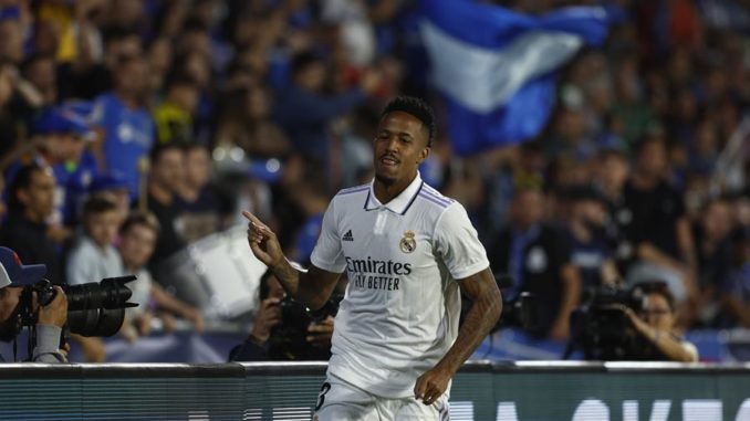 GETAFE (MADRID), 08/10/2022.- El defensa brasileño del Real Madrid Eder Militao celebra el gol conseguido en el partido de la jornada 8 de Liga de Primera División que disputan Getafe y Real Madrid en el Coliseo Alfonso Pérez de Getafe. EFE/Rodrigo Jiménez