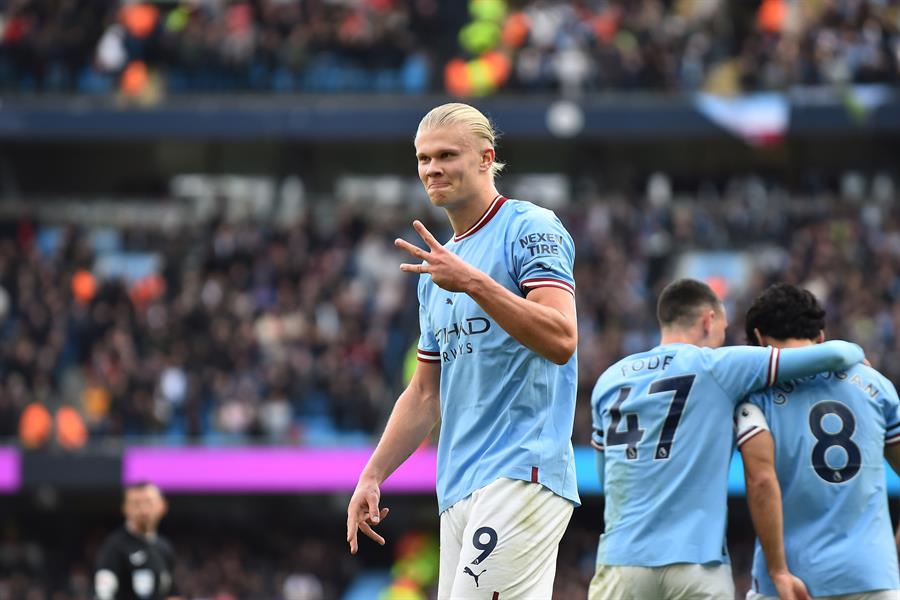 Manchester (United Kingdom), 02/10/2022.- Erling Haaland of Manchester City celebrates after scoring a hat-trick during the English Premier League soccer match between Manchester City and Manchester United at Etihad Stadium in Manchester, Britain, 02 October 2022. (Reino Unido) EFE/EPA/PETER POWELL EDITORIAL USE ONLY. No use with unauthorized audio, video, data, fixture lists, club/league logos or 'live' services. Online in-match use limited to 120 images, no video emulation. No use in betting, games or single club/league/player publications