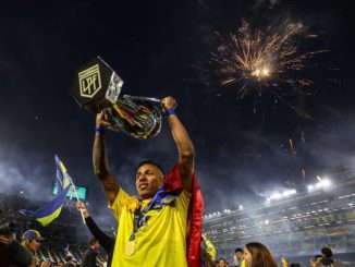AMDEP8525. BUENOS AIRES (ARGENTINA), 23/10/2022.- Sebastián Villa de Boca celebra hoy, al ganar Liga de Fútbol Profesional argentina en el estadio La Bombonera en Buenos Aires (Argentina). Boca Juniors se proclamó este domingo campeón de la Liga de Fútbol Profesional argentino tras empatar 2-2 con Independiente en la vigésima séptima y última jornada del torneo local. EFE/Juan Ignacio Roncoroni