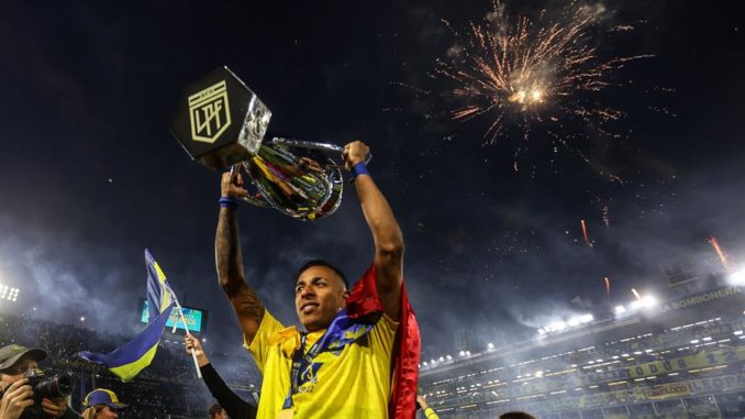 AMDEP8525. BUENOS AIRES (ARGENTINA), 23/10/2022.- Sebastián Villa de Boca celebra hoy, al ganar Liga de Fútbol Profesional argentina en el estadio La Bombonera en Buenos Aires (Argentina). Boca Juniors se proclamó este domingo campeón de la Liga de Fútbol Profesional argentino tras empatar 2-2 con Independiente en la vigésima séptima y última jornada del torneo local. EFE/Juan Ignacio Roncoroni