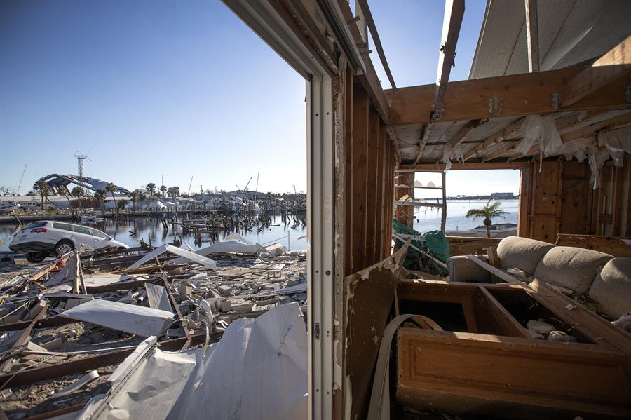 Fort Myers Beach (United States), 02/10/2022.- A view of the bay mobile park in San Carlos Island after the pass of the hurricane Ian in Fort Myers Beach, Florida, USA, 02 October 2022. The category 4 storm made land fall 28 September causing widespread damage and power outages. (Estados Unidos) EFE/EPA/CRISTOBAL HERRERA-ULASHKEVICH
