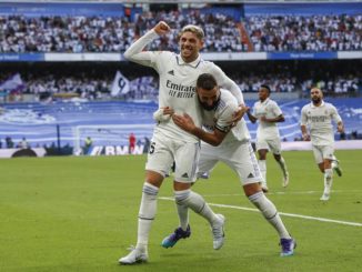 MADRID, 16/10/2022.- El delantero del Real Madrid Fede Valverde (i) celebra con su compañero Karim Benzema (d) tras marcar el 2-0 durante el partido de la novena jornada de Liga que Real Madrid y FC Barcelona disputan este domingo en el estadio Santiago Bernabéu de Madrid. EFE/ Rodrigo Jiménez