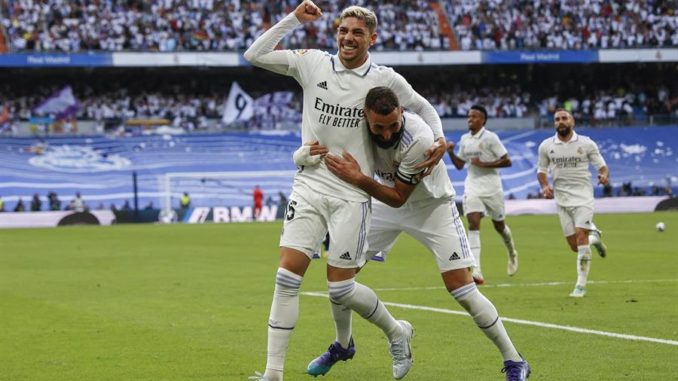 MADRID, 16/10/2022.- El delantero del Real Madrid Fede Valverde (i) celebra con su compañero Karim Benzema (d) tras marcar el 2-0 durante el partido de la novena jornada de Liga que Real Madrid y FC Barcelona disputan este domingo en el estadio Santiago Bernabéu de Madrid. EFE/ Rodrigo Jiménez