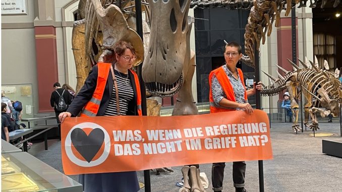Activistas defensores del clima protestan en museo berlinés