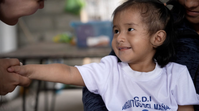 Antecedentes nacionales La desnutrición crónica infantil en Ecuador es un problema que refleja uno de los índices más preocupantes en América Latina. Según la Unicef, uno de cada cuatro menores de cinco años sufre desnutrición crónica en el país, lo que impacta en su desarrollo educativo. (2022) Antecedentes nacionales La desnutrición crónica infantil en Ecuador es un problema que refleja uno de los índices más preocupantes en América Latina. Según la Unicef, uno de cada cuatro menores de cinco años sufre desnutrición crónica en el país, lo que impacta en su desarrollo educativo. (2022)