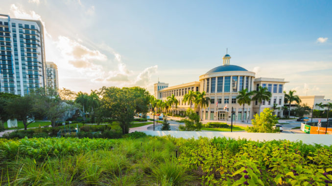 Inauguran centro cultural en Miami-Dade con exposiciones de español y cubana