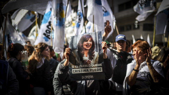 Miles de personas celebran en Buenos Aires el día del peronismo