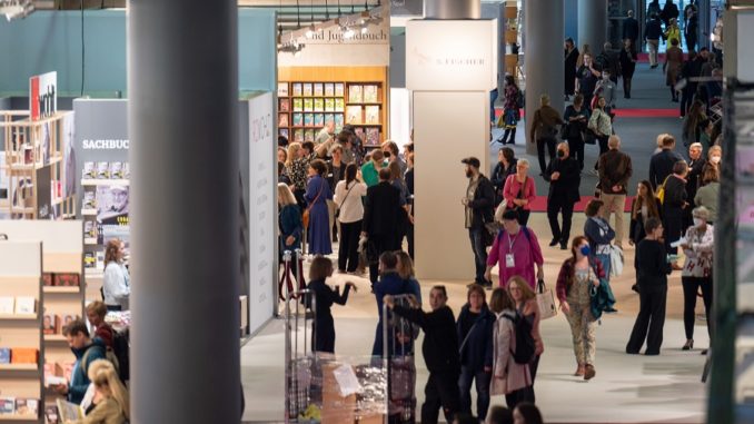 Comienza con gran afluencia la Feria del Libro de Fráncfort