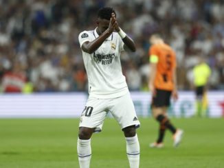 MADRID, 05/10/2022.- El delantero del Real Madrid Vinicius Junior celebra tras marcar el segundo gol ante el Shakhtar Donetsk, durante el partido de Liga de Campeones que se disputa este miércoles en el estadio Santiago Bernabéu, en Madrid. EFE/Rodrigo Jiménez