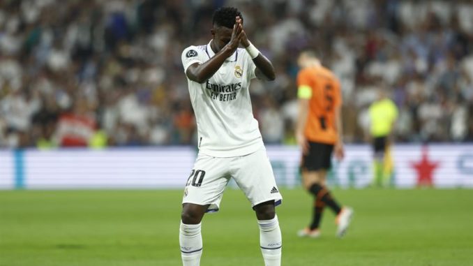 MADRID, 05/10/2022.- El delantero del Real Madrid Vinicius Junior celebra tras marcar el segundo gol ante el Shakhtar Donetsk, durante el partido de Liga de Campeones que se disputa este miércoles en el estadio Santiago Bernabéu, en Madrid. EFE/Rodrigo Jiménez