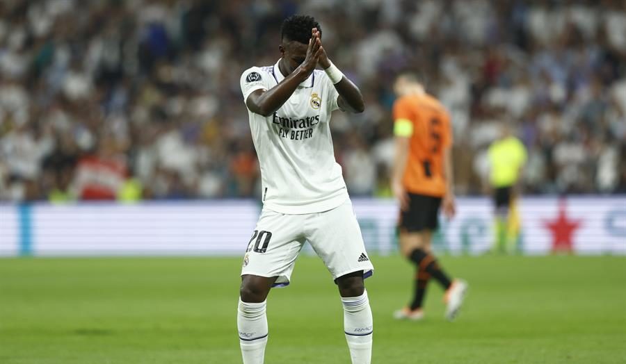 MADRID, 05/10/2022.- El delantero del Real Madrid Vinicius Junior celebra tras marcar el segundo gol ante el Shakhtar Donetsk, durante el partido de Liga de Campeones que se disputa este miércoles en el estadio Santiago Bernabéu, en Madrid. EFE/Rodrigo Jiménez