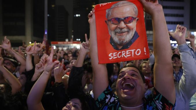 AME1534. SAO PAULO (BRASIL), 02/10/2022.- Simpatizantes del expresidente y candidato presidencial Luiz Inácio Lula da Silva celebran mientras se publican los resultados parciales de las elecciones brasileñas hoy, en la Avenida Paulista de Sao Paulo (Brasil). EFE/ Fernando Bizerra AME1534. SAO PAULO (BRASIL), 02/10/2022.- Simpatizantes del expresidente y candidato presidencial Luiz Inácio Lula da Silva celebran mientras se publican los resultados parciales de las elecciones brasileñas hoy, en la Avenida Paulista de Sao Paulo (Brasil). EFE/ Fernando Bizerra